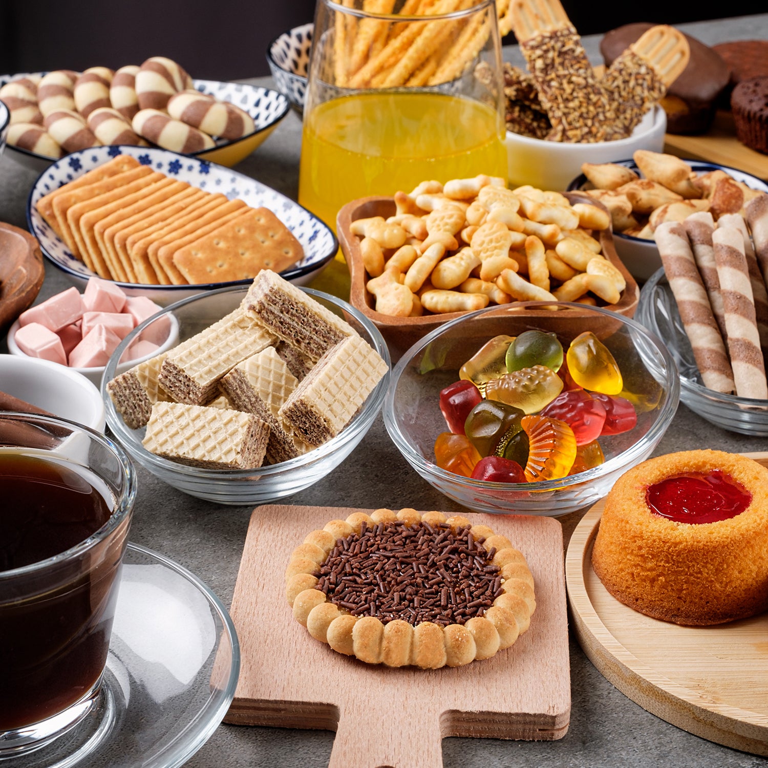 Explore global flavors with the Ceres Gourmet 50-Pack Snack Boxes from Around the World—featuring crackers, cookies, wafers, breadsticks, gummies, wafer rolls, and more. Perfect for sharing with coffee or juice.