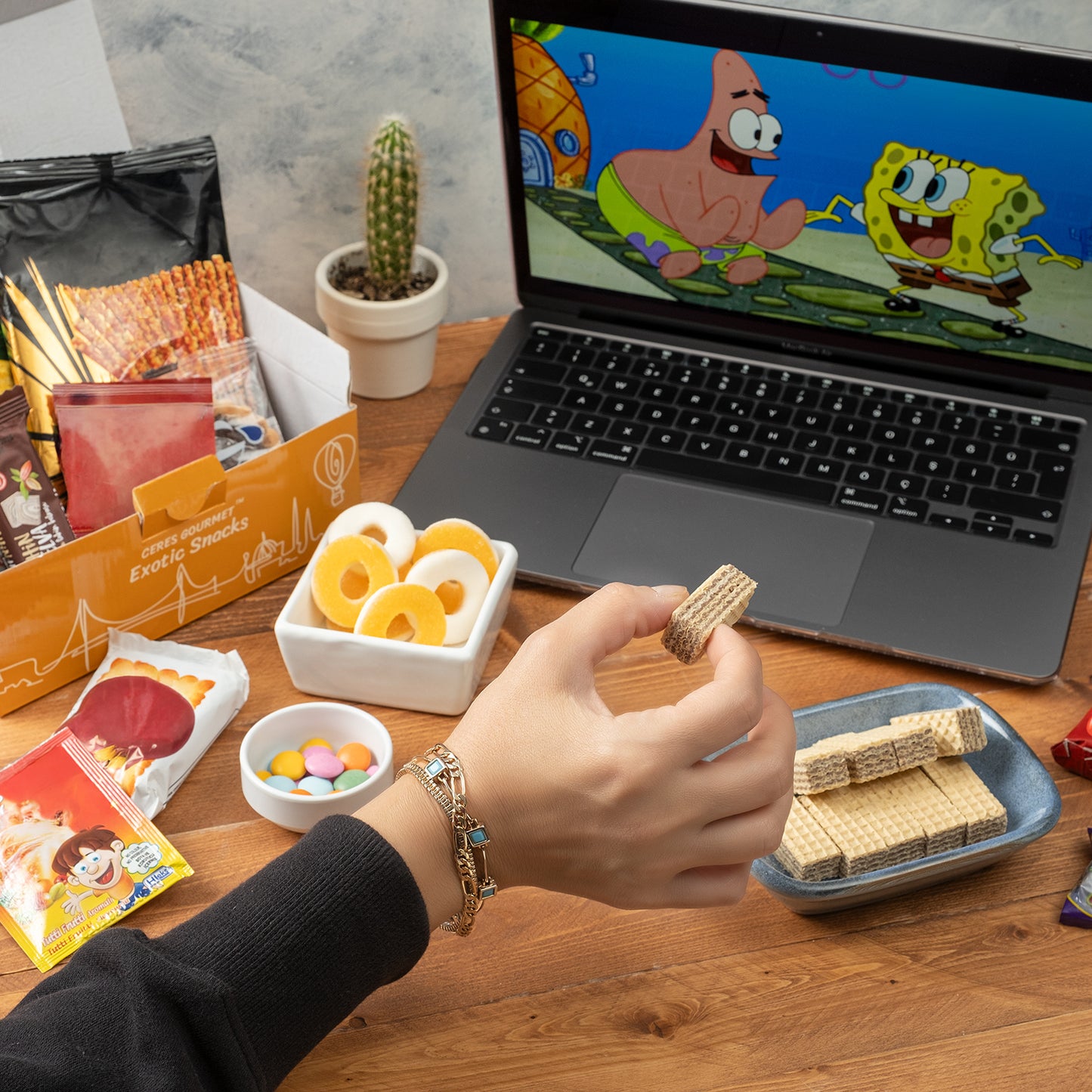 Snack Boxes from Around the World – 30 Delicious Snacks - Midi Box